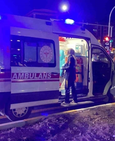 Elazığ’da ambulans otomobille çarpıştı: 3 yaralı