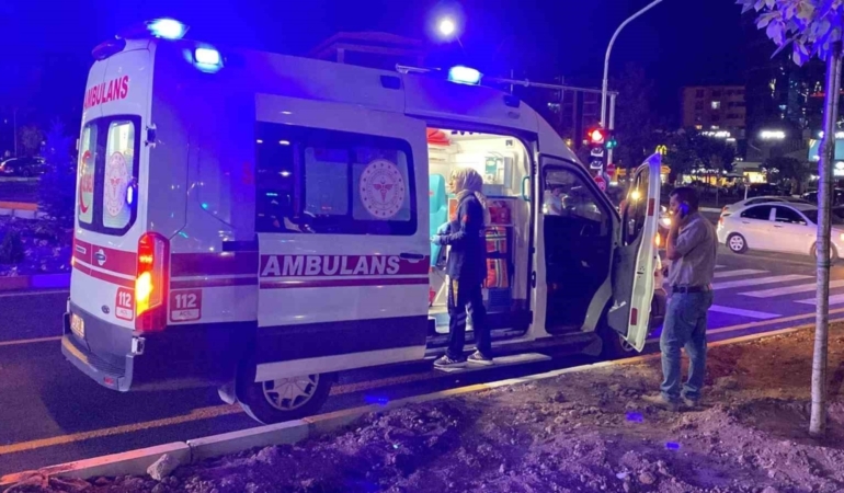 Elazığ’da ambulans otomobille çarpıştı: 3 yaralı