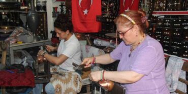 Erkek işi diyenlere inat bakır işleme ustası oldular