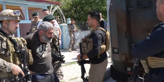 Erzincan’da 1 kişiyi öldürüp 1 kişiyi yaralayan şahıs özel harekât operasyonuyla evde yakalandı
