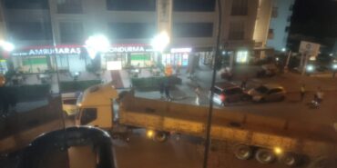 Freni çekilmeyen tır geri geri gitti, araçlara zarar verdi
