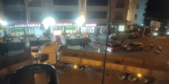 Freni çekilmeyen tır geri geri gitti, araçlara zarar verdi