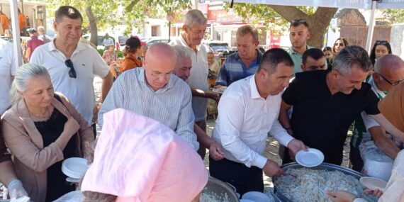 Gömeç’te vatandaşlara pilav ikram edildi