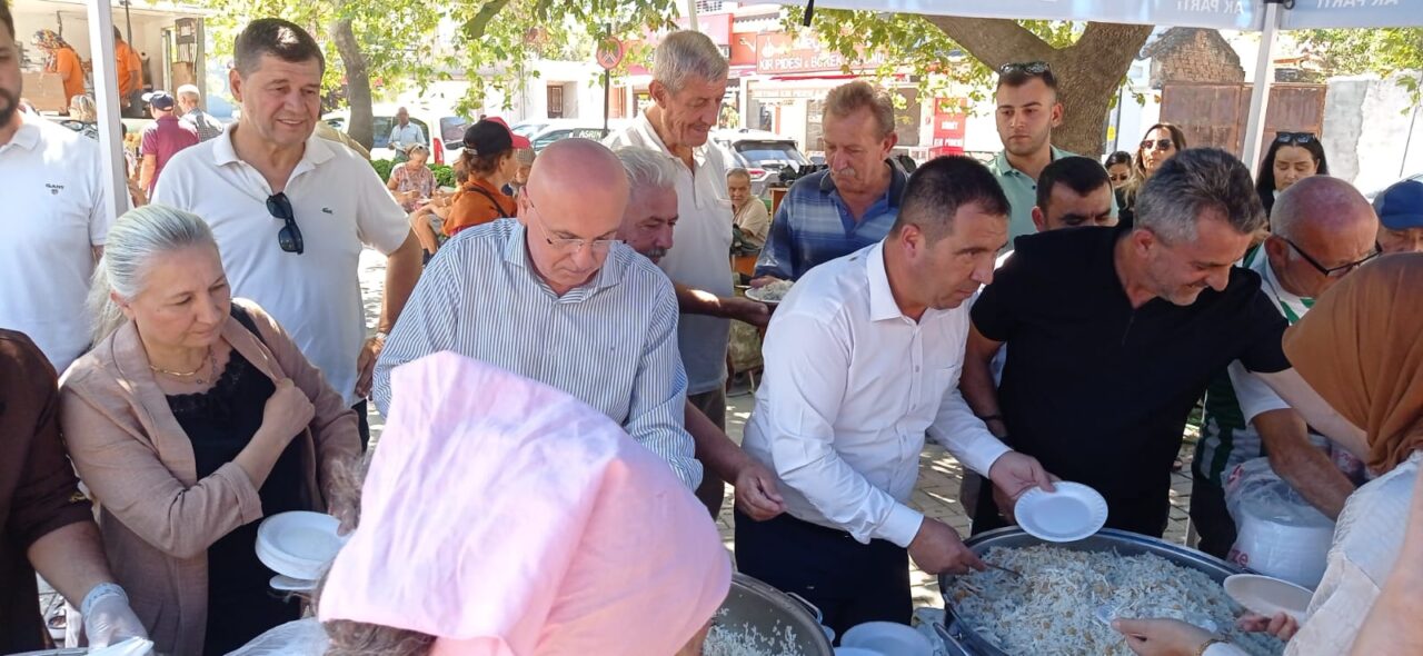 Gömeç'te vatandaşlara pilav ikram edildi