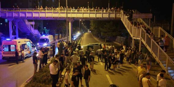 Hurdaya dönen araçtan 3 genç sağ çıkarıldı, vatandaşlar ekiplerin müdahale anını böyle izledi