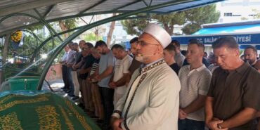 İzmir’de kazada hayatını kaybeden çift Manisa’da toprağa verildi