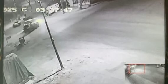 Kamyonet otomobille kafa kafaya çarpıştı: 1’i ağır 2 yaralı