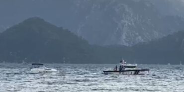 Marmaris’te denizde arızalanan teknedeki vatandaşlar polis botu ile kurtarıldı
