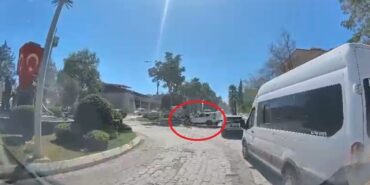 Motosikletin, dönüş yapan otomobille çarpıştığı kaza kamerada