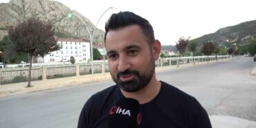 Motosikletiyle dolaşırken yılkı atlarıyla yarıştı