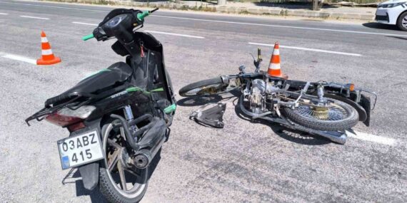 Motosikletlerin çarpıştığı kazada sürücüler yaralandı