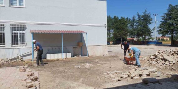 Okul idareci ve çalışanlarından örnek davranış