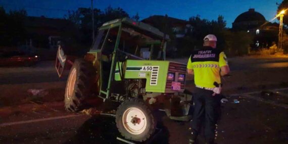 Samsun’da otomobil ile traktör çarpıştı: 3 yaralı