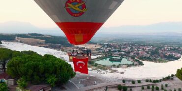 Şehit aileleri Zafer Bayramı coşkusunu Türk bayraklarıyla gökyüzünde yaşadı