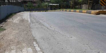 Seyir halindeki mikserin yola beton döktüğü anlar kamerada