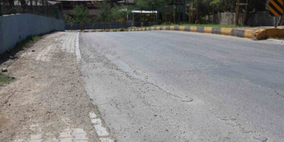 Seyir halindeki mikserin yola beton döktüğü anlar kamerada
