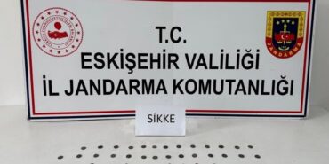 Tarihi eser kaçakçısı çantasındaki sikkelerle yakalandı