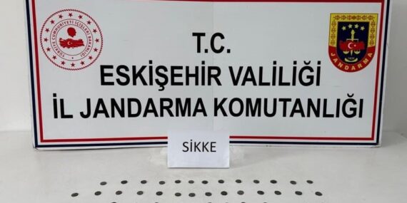 Tarihi eser kaçakçısı çantasındaki sikkelerle yakalandı