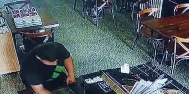 Topallayarak girdiği restorandan cüzdan çaldı, hırsızlık anı kameraya yansıdı