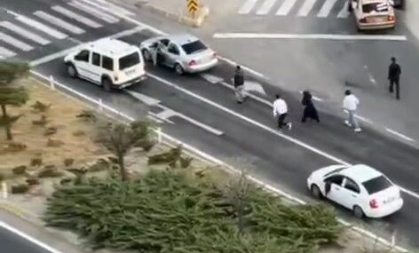 Trafikteki tartışma kameralara yansıdı