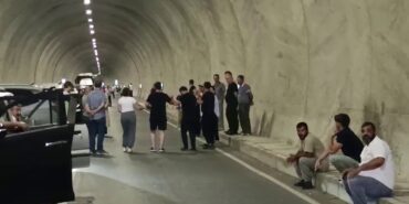 Uluslararası yol saatlerce kapandı: Vatandaşlar tepkili