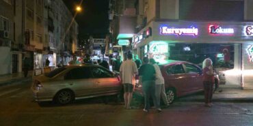 Yalova’da çarpışan iki otomobil kuruyemiş dükkanına girdi
