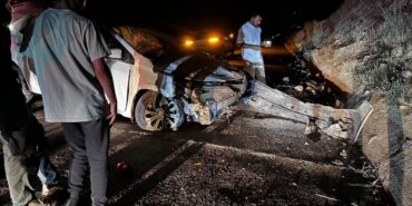 Yola çıkan hayvana çarpmamak için manevra yapan araç beton duvara çarptı