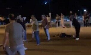 Yolun karşısına geçmeye çalışan anne ve kız çocuğuna otomobil çarptı