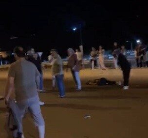 Yolun karşısına geçmeye çalışan anne ve kız çocuğuna otomobil çarptı