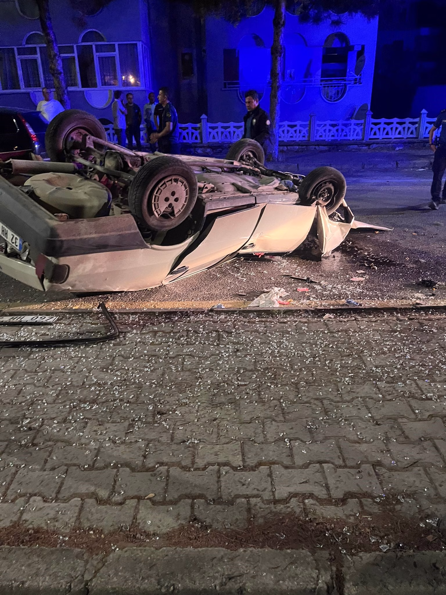 TAKLA ATAN OTOMOBİLDEN ÇIKARTILAN SÜRÜCÜNÜN İLK SÖZÜ: "ABİ BİR SİGARA VERİN DE İÇELİM"