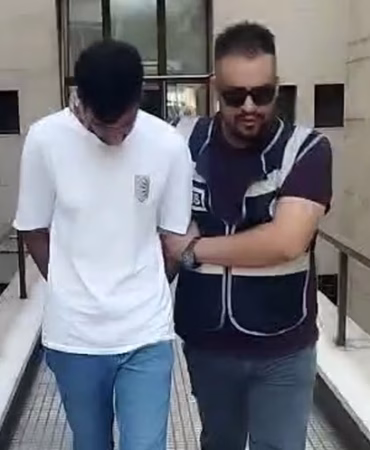 POLİSİ GÖREN FİRARİ, ÇİMLERE YATIP ÖLÜ TAKLİDİ YAPTI 15 YIL HAPİS CEZASIYLA ARANIYORDU, YAKALANDI