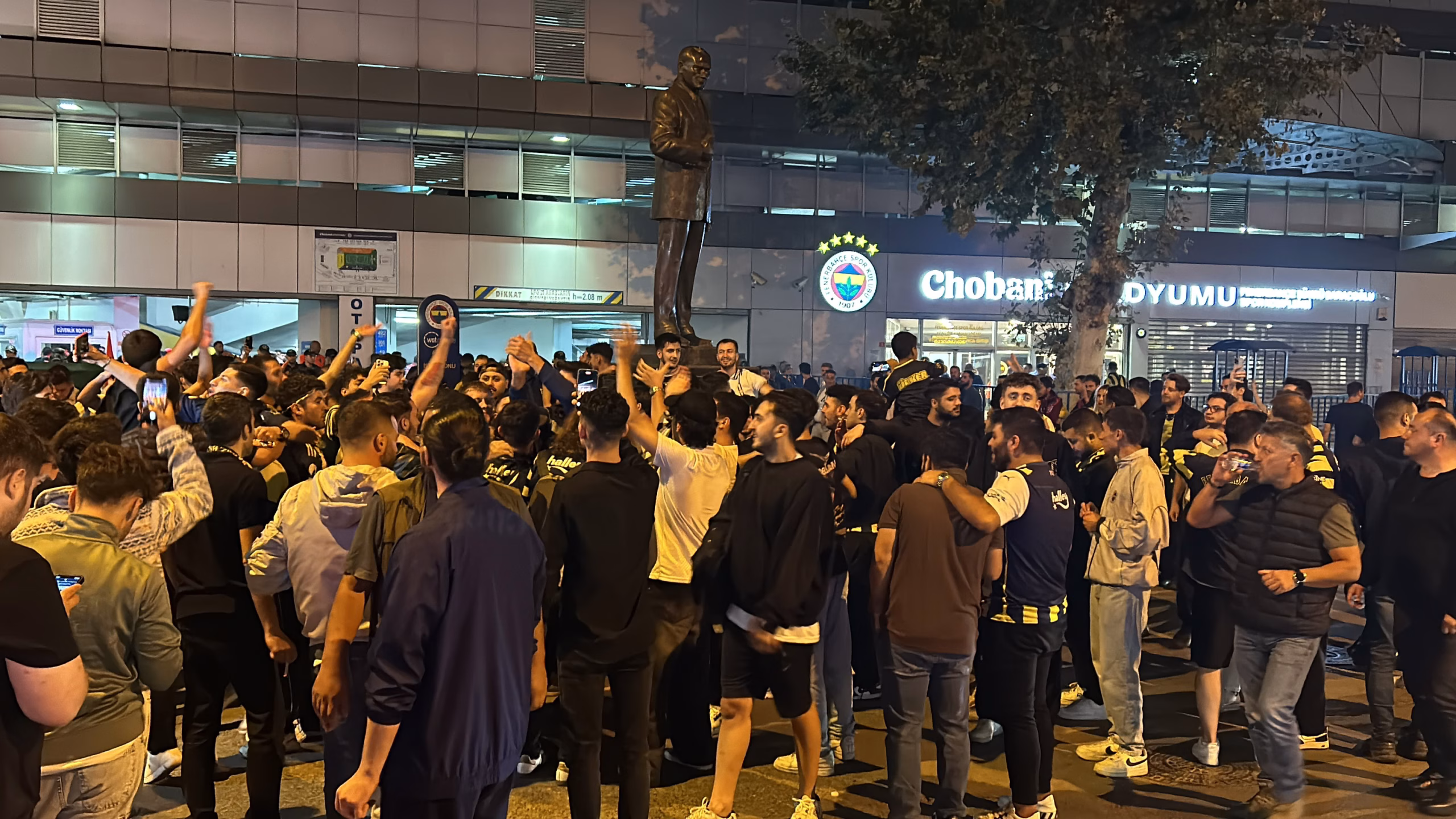 FENERBAHÇELİ TARAFTARLAR, SADETTİN SARAN'IN BAŞKAN SEÇİLMESİNİ STAT ÖNÜNDE KUTLADI