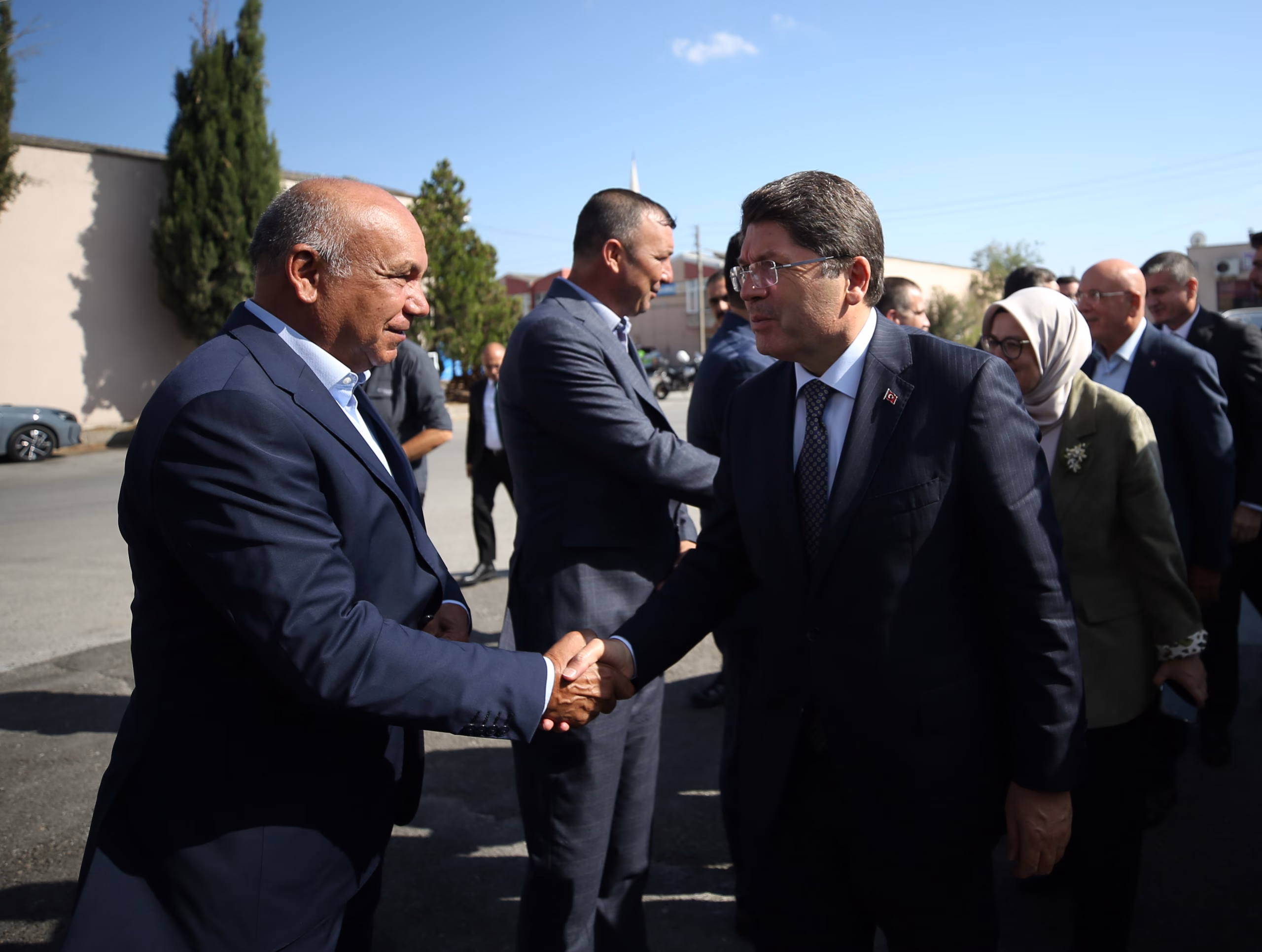 Adalet Bakanı Tunç Balıkesir'de ziyaretlerde bulundu