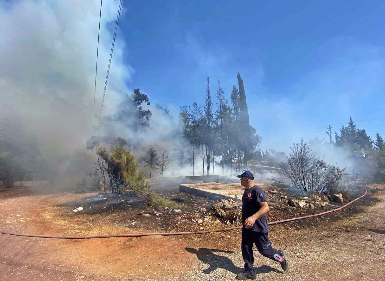 Antalya’da yaşlı kadını sinir krizine sokan yangın