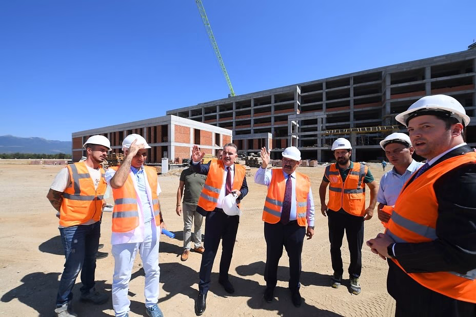 Balıkesir Valisi Ustaoğlu, Edremit Devlet Hastanesi inşaatını inceledi