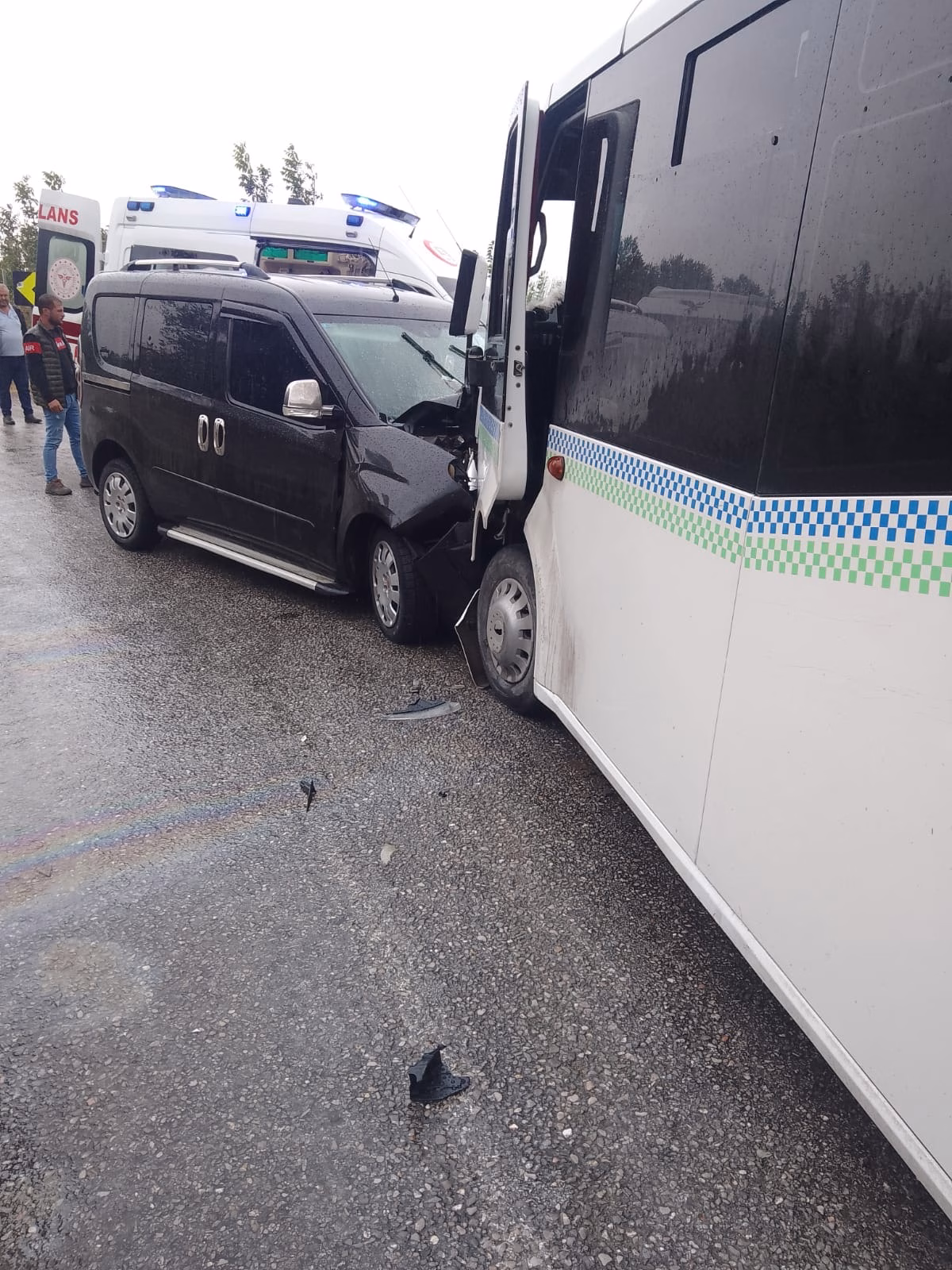 Balıkesir'de minibüsle hafif ticari aracın çarpıştığı kazada 2 kişi yaralandı
