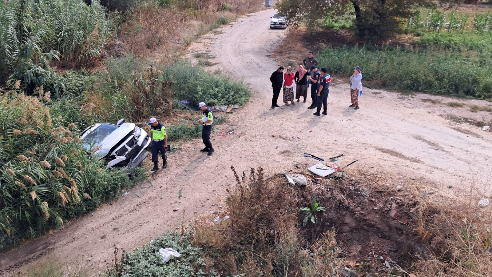 Balıkesir'de yol kenarına devrilen otomobildeki 2 kişi yaralandı