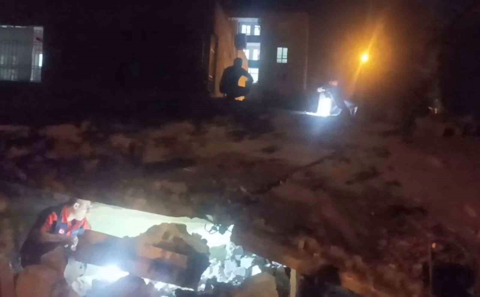 Batman’da 2 katlı bina çöktü