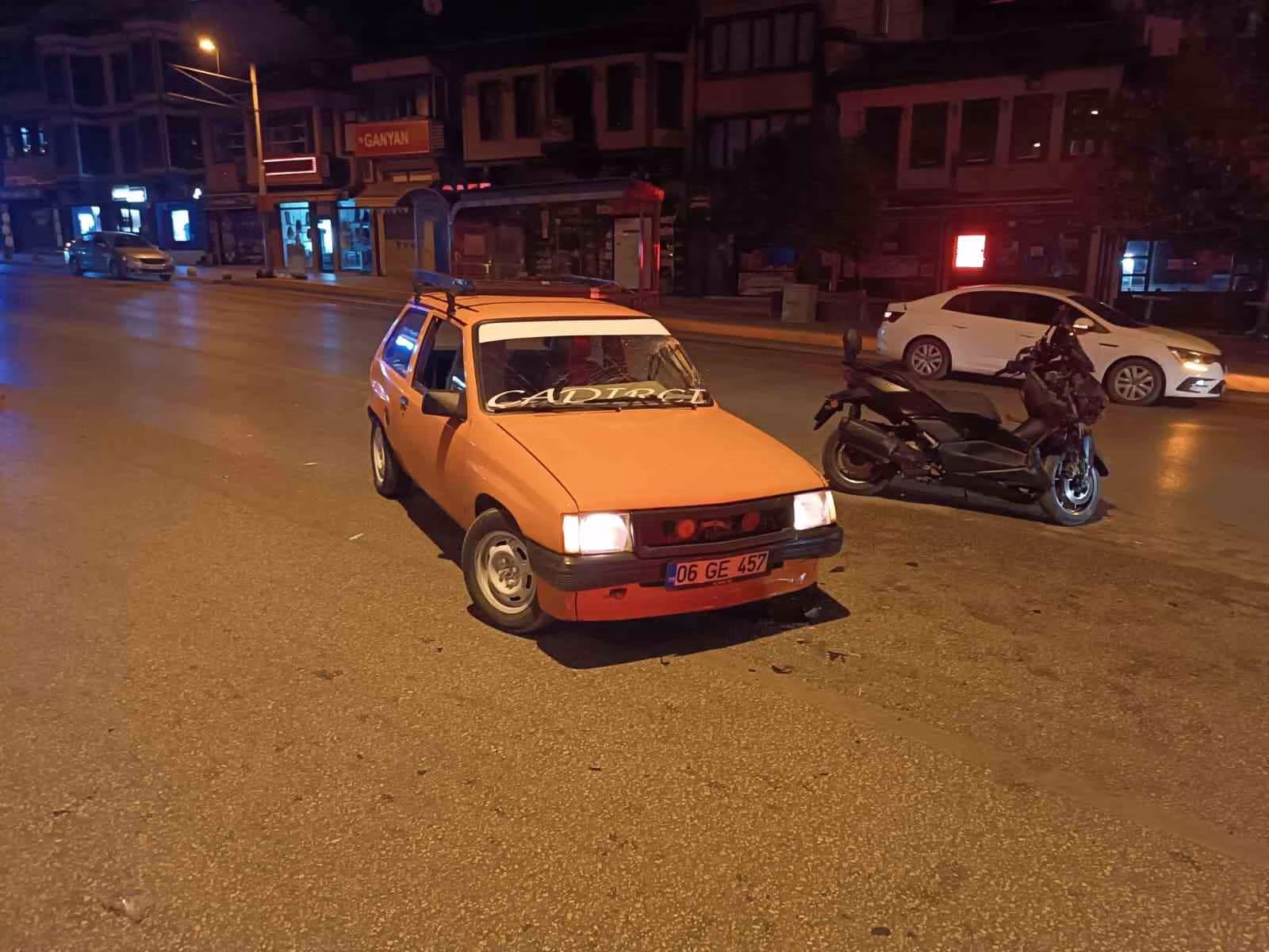 Bursa’da drift yapan araç ile motosiklet çarpıştı, kaza kameralara saniye saniye yansıdı