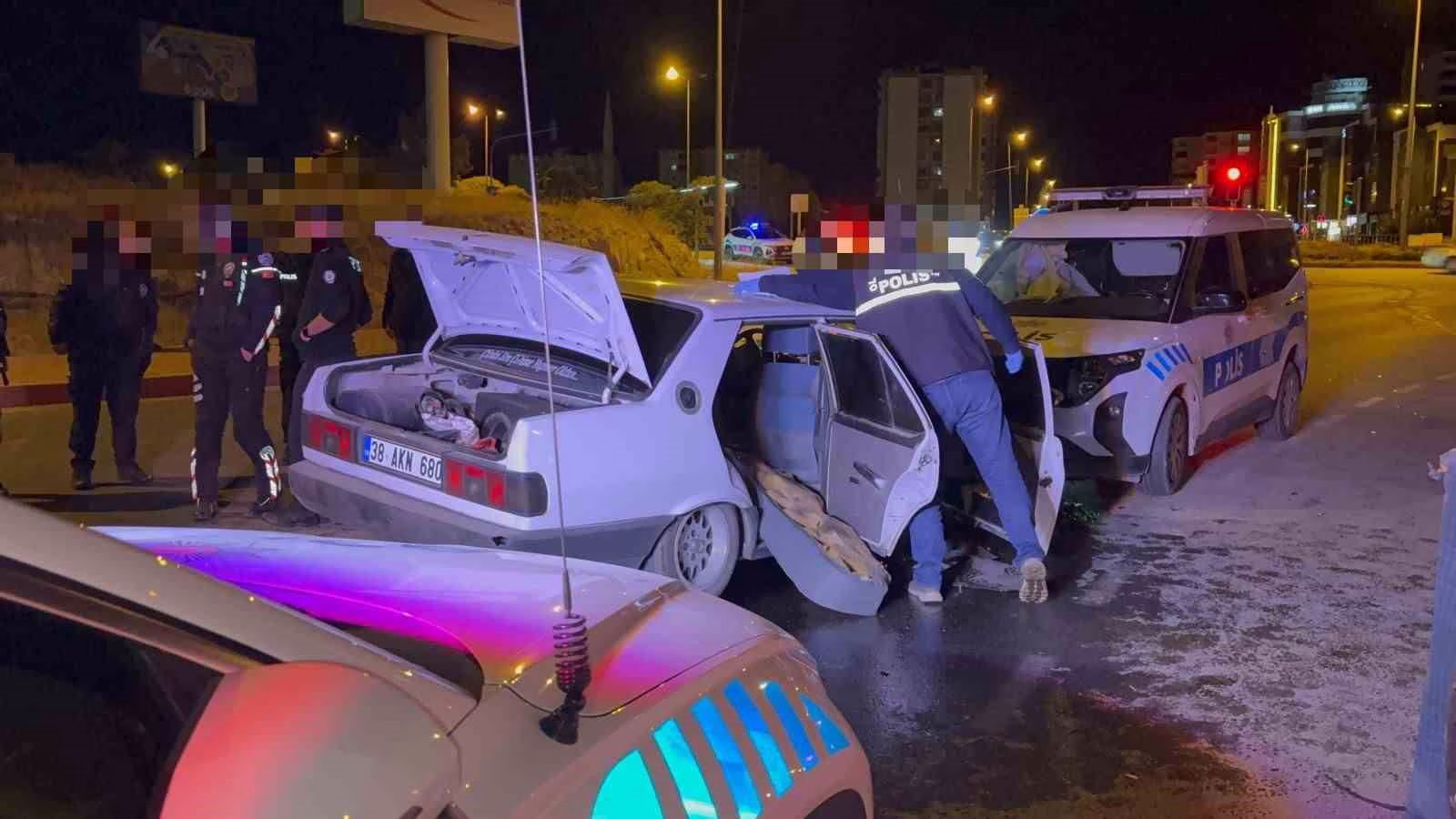 ’Dur’ ihtarına uymayan otomobil sürücüsü polis otosuna çarptı: 2 polis memuru yaralı