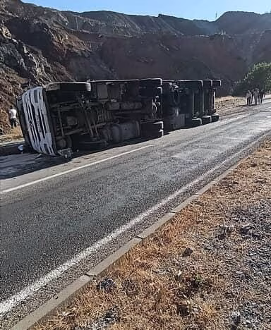 Elazığ’da virajı alamayan tır, devrildi