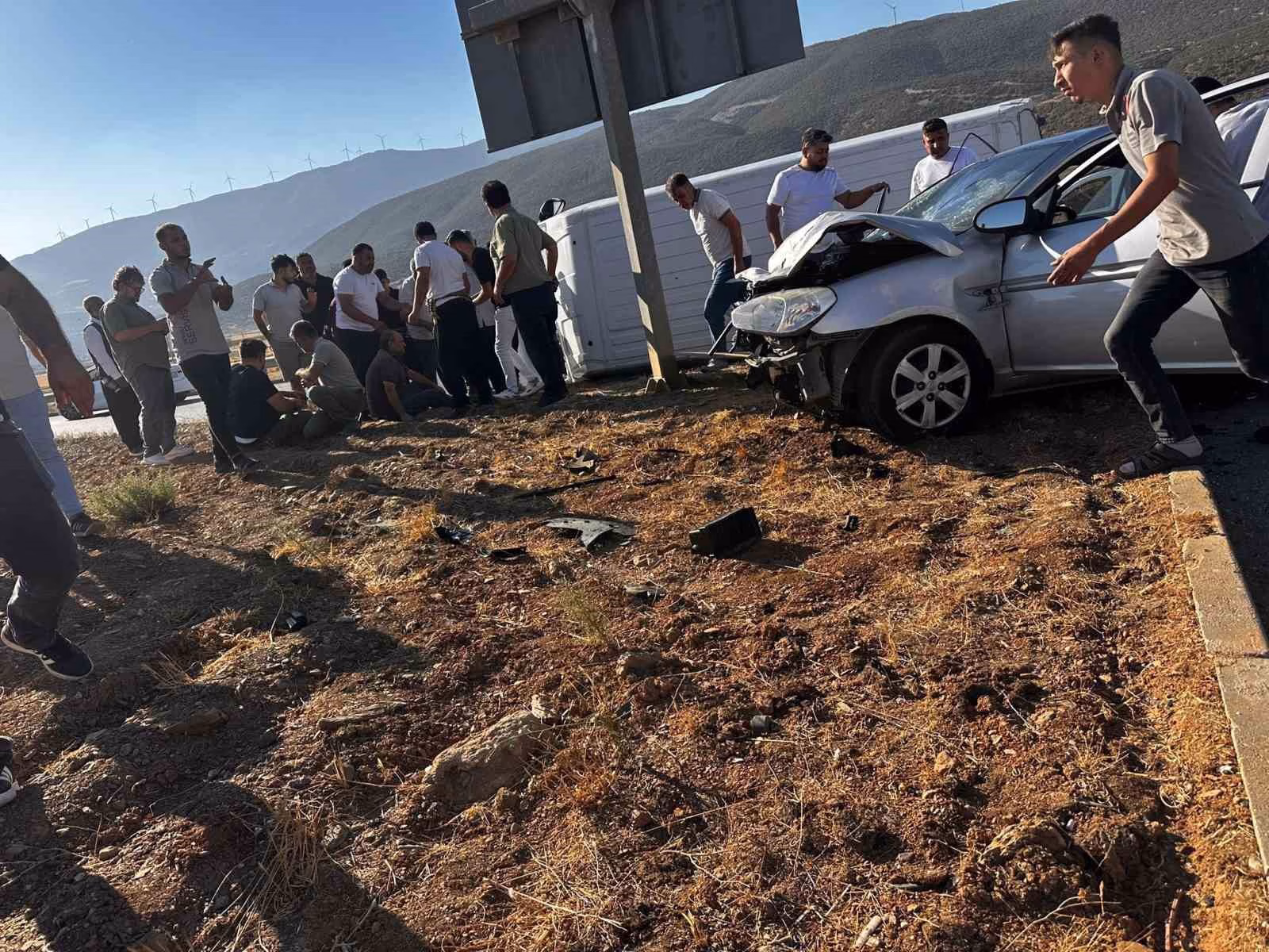 Gaziantep’te otomobil ile minibüs çarpıştı: 5 yaralı