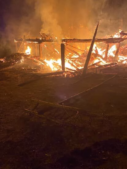 Kastamonu’da iki katlı ev ve ahır alevlere teslim oldu