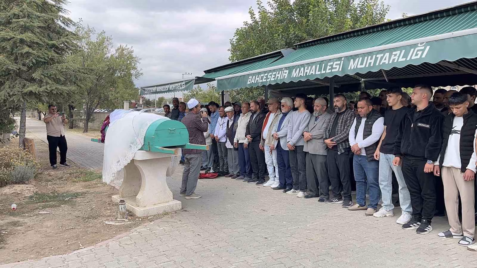 Kazada hayatını kaybeden genç kız gelinlikle uğurlandı