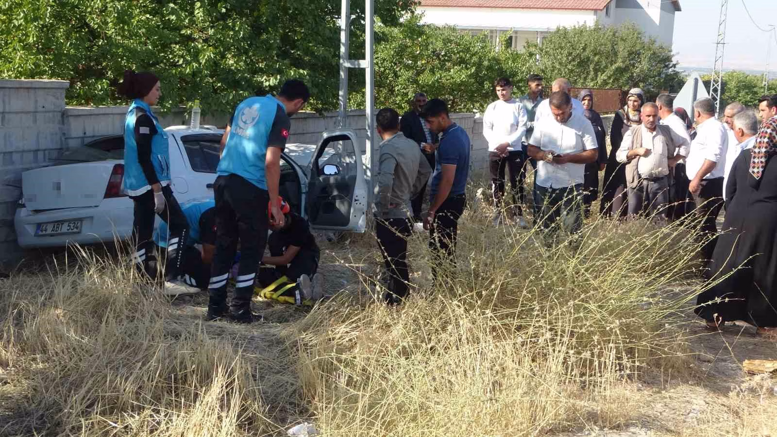 Kontrolden çıkan araç bahçe duvarına çarptı, anne ile 3 çocuğu yaralandı
