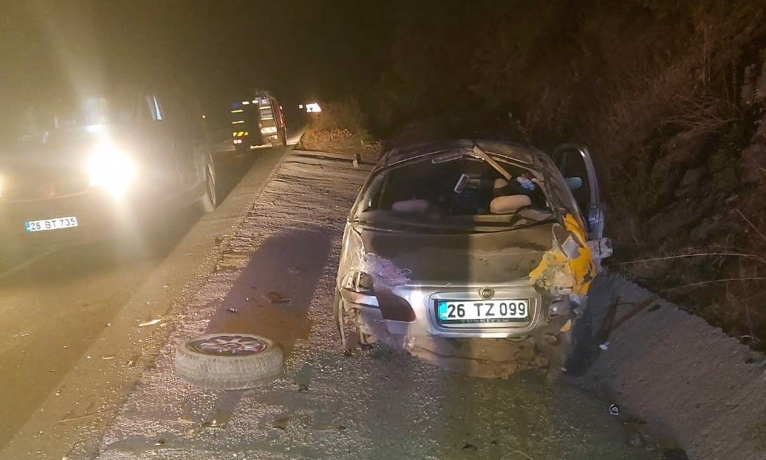 Kontrolden çıkan otomobil beton zemine çarptı: 2 kişi yaralandı