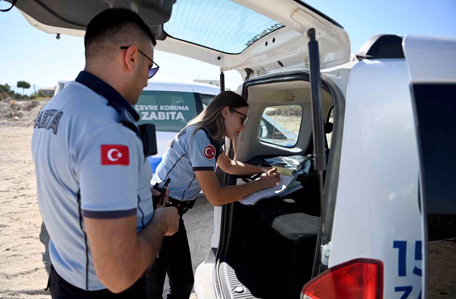 Kuşadası’nda kaçak moloz döken kamyon sürücüsü suçüstü yakalandı