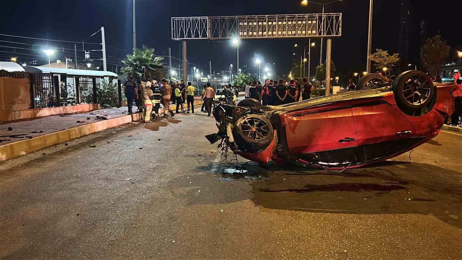 Otomobil, kaldırımda yürüyen yayalara çarptı: 3 ölü, 3 yaralı