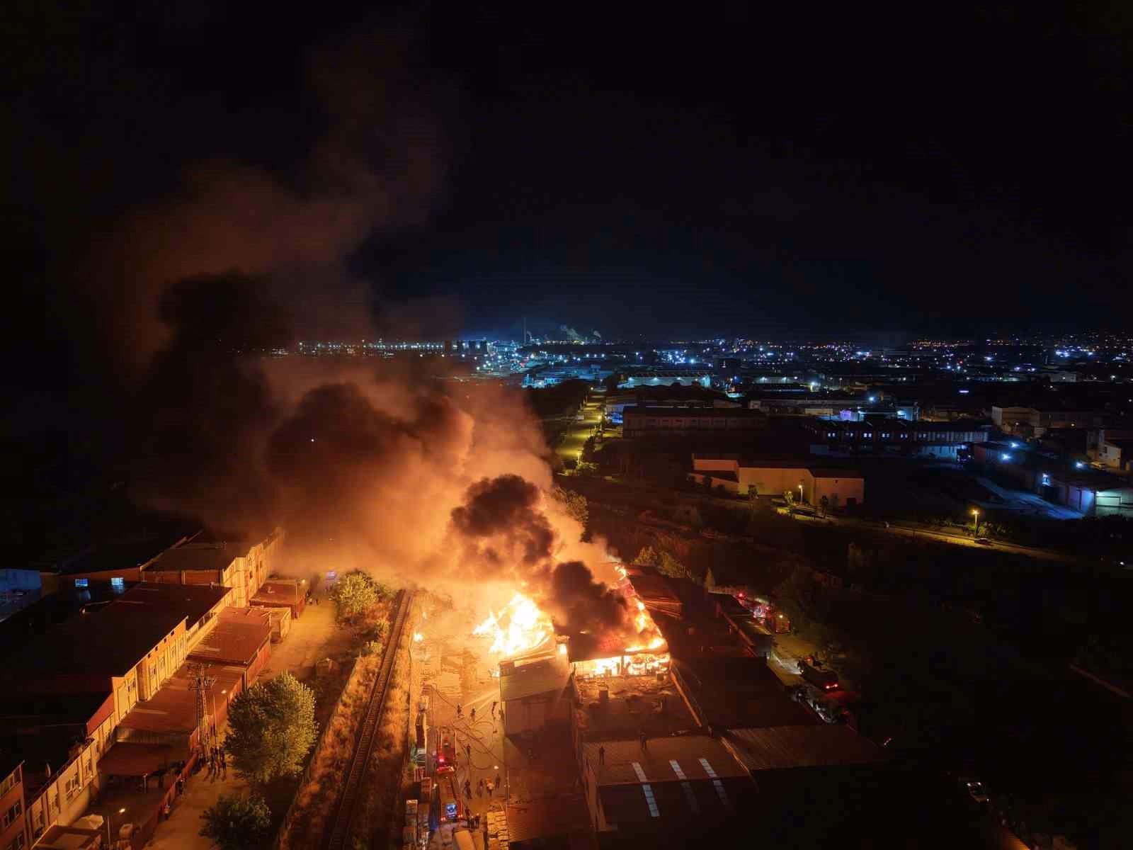 Samsun’da kereste fabrikası alevlere teslim: Yangın havadan görüntülendi