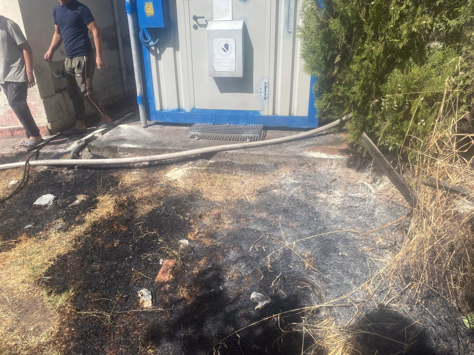 Sındırgı'da elektrik panosundan çıkan kıvılcımlar ot yangınına neden oldu